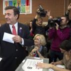 El candidato de Solidaritat (SI) a la presidencia de la Generalitat, Alfons López Tena, ha votado en el colegio Riera Sant Miquel, de Barcelona