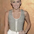 ¡Miley Cyrus!

Cuando le preguntaron a qué famosa besaría si tuviese que elegir , Katy Perry contestó rápidamente: 

“¡Miley Cyrus! Ella es la afortunada.”