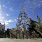 Esta estructura alcanza los 23 metros de altura. Está en la Plaza del Ayuntamiento de Valencia. El consistorio valenciano invertirá este año en luces para la decoración navideña de su plaza y las arterias de los alrededores un total de 72.0...