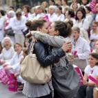 El beso de Marsella de estas dos chicas, rodeadas por caras de asombro y recriminación, se convirtió en icono de la defensa de los derechos de homosexuales.