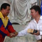 En 2010, le entregó al presidente colombiano, Juan Manuel Santos, una biografía de Simón Bolívar