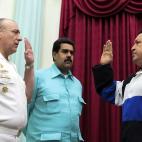 Hugo Chávez, durante el juramento del Almirante en Jefe, Diego Molero Bellavia, como nuevo Ministro del Poder Popular de la Defensa, en compañía del vicepresidente de la república y canciller, Nicolas Maduro 