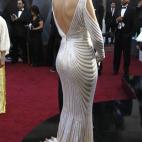 La actriz y cantante Jennifer Lopez, luciendo espalda y los brazos medio al aire, en febrero en Los Angeles.