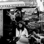 Cantando ante soldados y periodistas cerca de Hanoi, durante la Guerra de Vietnam.