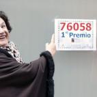 Maite Madariaga, delegada de Vizcaya de LAE, señala el número del gordo que como indica sólo ha vendido un décimo de la Lotería de Navidad. EFE/LUIS TEJIDO