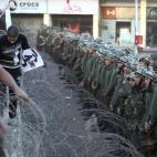 Una barrera humana de fuerzas de seguridad y alambre de espinos protege el palacio presidencial de El Cairo. Algunos manifestantes han intentado traspasarla.