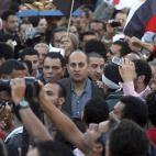 El excandidato presidencial egipcio Khaled Ali, en el centro, se suma a la manifestación en frente del palacio.