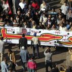 Opositores al presidente egipcio sostiene una pancarta 'ensangrentada' en la que le piden que se vaya.