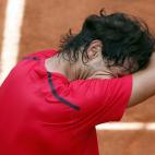 El tenista se seca las lágrimas después de ganar su séptimo título.