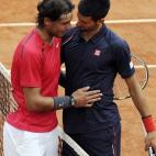 Nadal y Djokovic se saludan al finalizar el partido.
