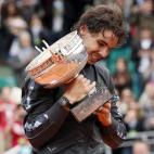 Nadal contempla la copa, su séptimo trofeo de Roland Garros.