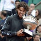 Nadal, en un gesto ya clásico, muerde el trofeo.