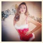 "La pequeña ayudante de Santa Claus", dice la modelo en su cuenta de Twitter