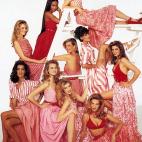 En esta imagen, Crawford (de pie, a la derecha) posa con modelos de los años 90 como Claudia Schiffer, Linda Evangelista o Naomi Campbell. "No era un mal grupo de voluntarias navideñas. Revista Vogue, 1992"
