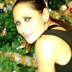 La cantante granadina junto al árbol de Navidad.