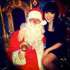 La cantante de 'Call me maybe' posa junto a Papá Noel para felicitar la Navidad.