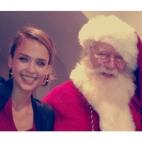 La actriz felicita las navidades con esta foto, en la que posa con la modelo Kelly Sawyer entre personajes navideños.