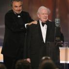 En esta fotografía de 2008, el actor Charles Durning acepta el premio a la trayectoria de manos del conductor Burt Reynolds, izquierda, en la 14ta entrega anual de los Premios del Sindicato de Actores, en Los Angeles. Durning, dos veces nomina...