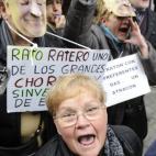 Afectados por preferentes de Bankia increpan a Rato a su llegada a la Audiencia Nacional