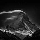 El monte Cervino, en los Alpes, con luna llena. 2012 National Geographic Photography Contest