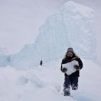 Inuits consiguiendo agua de los icebergs. 2012 National Geographic Photography Contest