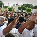 Opositores cubanos despiden a Oswaldo Payá en el Cementerio de Colón en la capital cubana.
