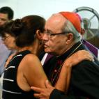 Jaime Ortega abraza a Ofelia Acevedo a su llegada al servicio fúnebre en El Cerro.