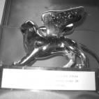Sierra adquirió el León de Oro otorgado a Regina Galindo en la Bienal de Venecia de 2005 para revenderlo a un precio mayor.