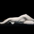 'Isley lying with white mouse on hip', 2012-1, ©Nadav Kander. Cortesía de Flowers Gallery, London