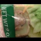 Menos mal que Dwanita Pitman de Florida no abrió esta bolsa de ensalada cuando se encontró una rana viva el pasado 28 de octubre.