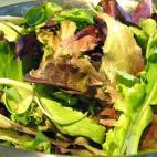 Una pareja se topó con la desagradable imagen de un ratón destripado en su ensalada en junio de 2011. Lo peor, que ya habían empezado a comerse la ensalada. 
