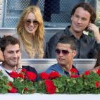A los famosos también les gusta mirar los besos y 'casi-besos' de Iker y Sara. Esta foto es del Masters Series de Madrid en 2011, sentados junto al futbolista Cristiano Ronaldo y su pareja, la modelo Irina Shayk. También les miran el tenista C...