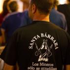 Abundaban las camisetas con referencias a Santa Bárbara, la patrona de los mineros.