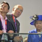 La Reina Isabel, visitando las instalaciones olímpicas para las pruebas de natación, el día 28 de julio.