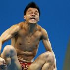 Chong He de China compite en la prueba de clavados desde el trampolín de tres metros