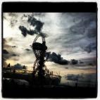Con móvil e Instagram. Vista general de la torre-escultura ArcelorMittal, Anish Kapoor. | Rob Carr