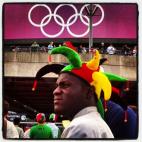 Móvil e Instagram. Un fan de Senegal de camino a un partido de fútbol. | Ezra Shaw