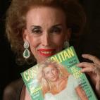 La editora posa con la portada de la revista Cosmopolitan en 1996