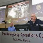 El gobernador de Florida, Rick Scott escucha al portavoz del departamento de emergencias en Tallahasee, Florida.