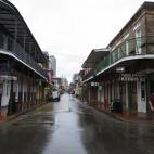 La calle Bourbon de Nueva Orleans, casi desértica ante la amenaza de que la tormenta tropical Isaac alcance la región.