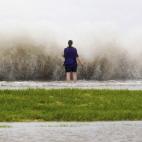 Diana Whipple, residente de Nueva Orleans, observa las olas en la orilla del lago Pontchartrain después de que la tormenta tropical Isaac se acerca a Nueva Orleans, Luisiana.