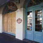 Una tienda de alimentos cerrada para prepararse ante la amenaza de que llegue la tormenta tropical Isaac a Nueva Orleans, Luisiana, EE.UU