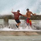 Dos niños juegan con las olas en Key West, Florida (EE.UU.) este lunes. Fuertes vientos y lluvias torrenciales anticiparon el paso de la fortalecida tormenta tropical 'Isaac' cerca del sur de Florida, que permanece en estado de emergencia.