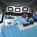 La "habitación" incluye una lámpara, un ipad, un mini frigo y hasta un peluche
