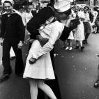 George Mendonsa, quien afirmaba ser el protagonista de la ic&oacute;nica foto del marino que besa a una joven vestida de enfermera en Times Square para celebrar el fin de la Segunda Guerra Mundial, falleci&oacute; a los 95 a&ntilde;os.