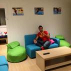 David Alegre, de la selección española de hockey sobre hierba, mostrando los colorines del mobiliario. Síguelo en Twitter en @dalegre10.