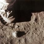 Su bota, sobre la superficie lunar.