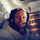 Armstrong, tras su paseo lunar dentro del módulo lunar del Apolo XI.