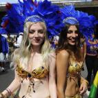 Dos mujeres, durante el carnaval.