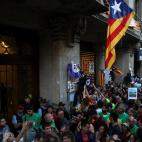 Un manifestante pega una pegatina prorrefer&eacute;ndum en la puerta de la Conseller&iacute;a de Econom&iacute;a en Barcelona.&nbsp;
